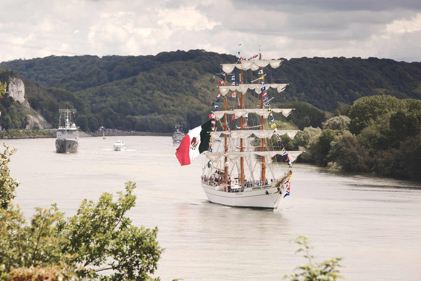 Un grand voilier descend la Seine lors de l'armada de Rouen 2019