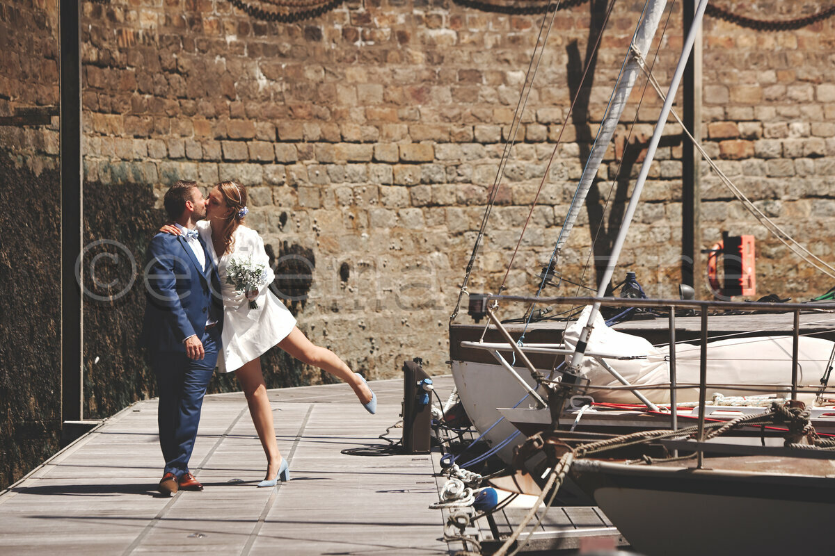 les mariés sur le ponton des vieux voiliers dans le port de Cherbourg