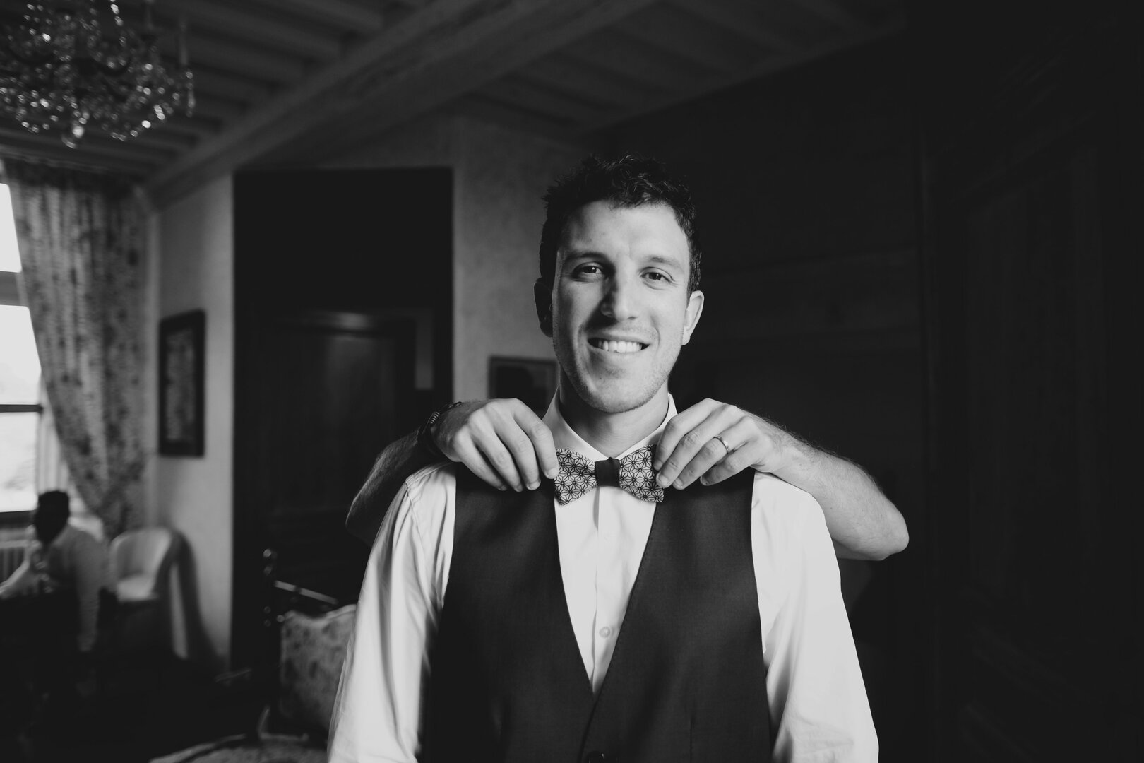 preparatifs du mari&eacute; au noeud papillon